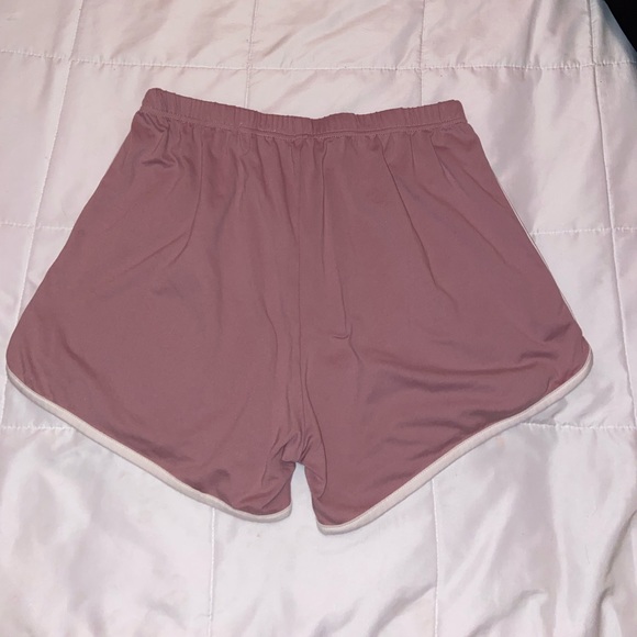 woman’s shorts - Picture 3 of 5